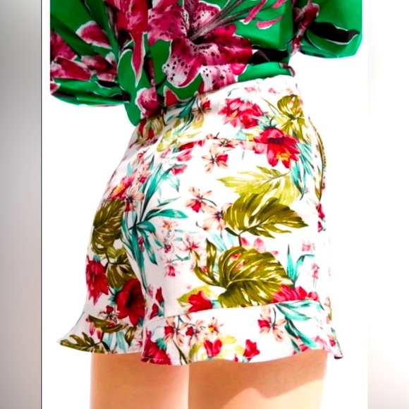 Zara Ruffle Hem Shorts - Picture 2 of 9